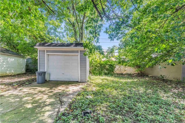 921 Helmsdale Road, Cleveland Heights, OH 44112