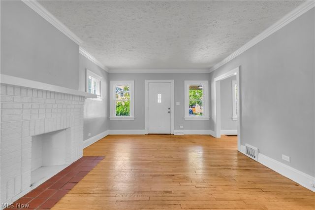 921 Helmsdale Road, Cleveland Heights, OH 44112