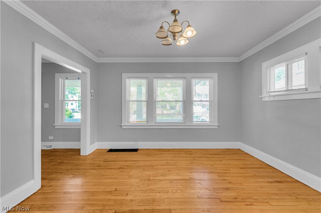 921 Helmsdale Road, Cleveland Heights, OH 44112