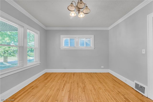 921 Helmsdale Road, Cleveland Heights, OH 44112