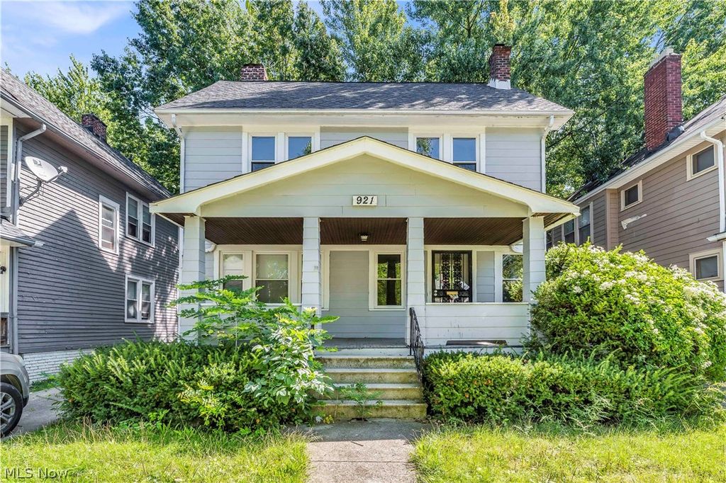 921 Helmsdale Road, Cleveland Heights, OH 44112