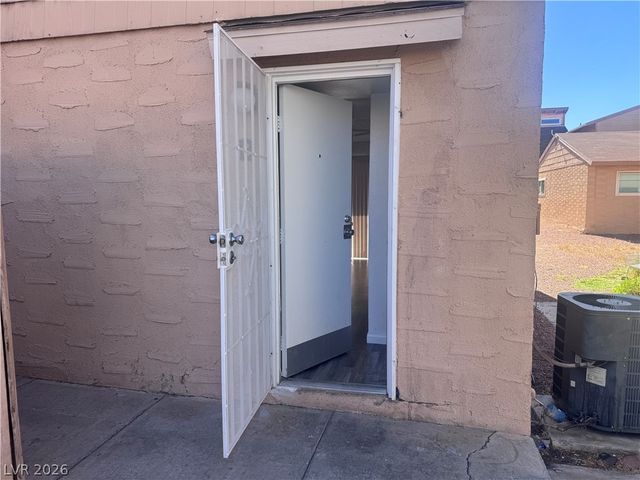 5245 Golden Lane B, Las Vegas, NV 89119