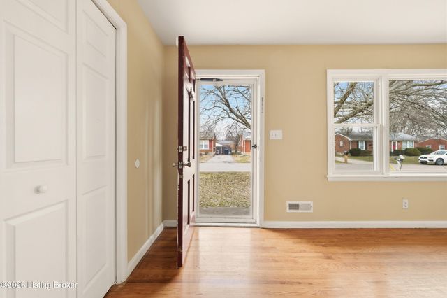 9402 Doewood Ln, Louisville, KY 40291