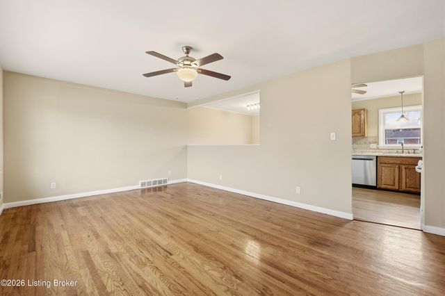 9402 Doewood Ln, Louisville, KY 40291