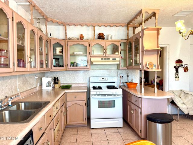 7800 HERMOSILLO Drive, El Paso, TX 79915