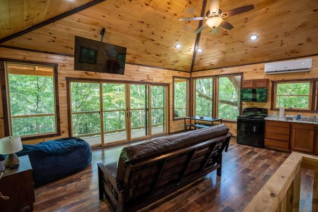 689 Cave Hollow Road, Campton, KY 41301