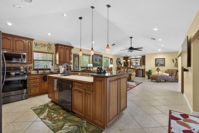 9 Kintyre Road, Palm Beach Gardens, FL 33418