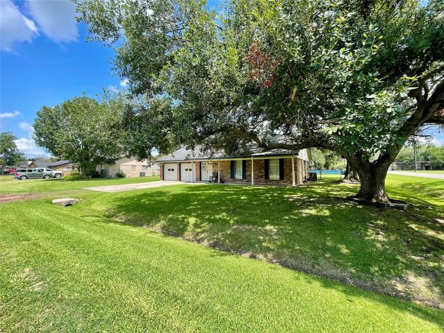 63 Ivy Court, Jones Creek, TX 77541