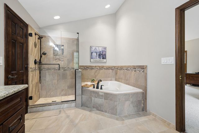 946 Montgomery Court, Naperville, IL 60540