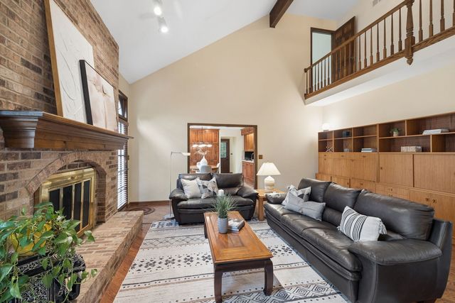 946 Montgomery Court, Naperville, IL 60540