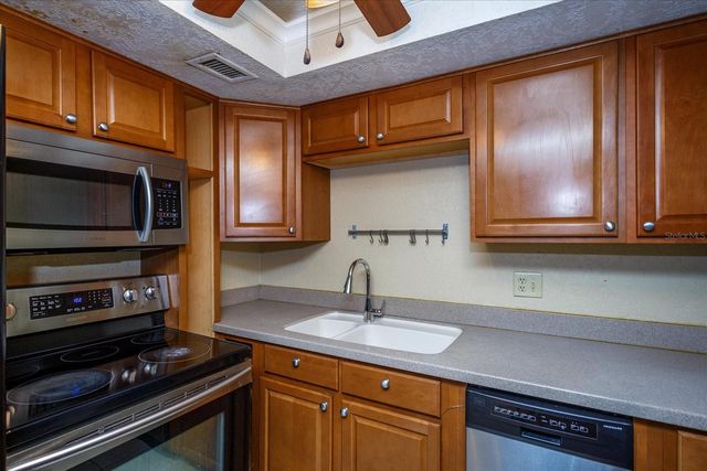 908 LAKE DESTINY ROAD E, Altamonte Springs, FL 32714