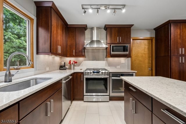 15 Sweetwood Dr, Randolph Twp., NJ 07869