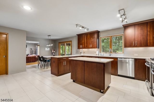 15 Sweetwood Dr, Randolph Twp., NJ 07869