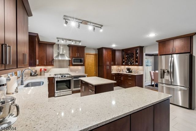 15 Sweetwood Dr, Randolph Twp., NJ 07869