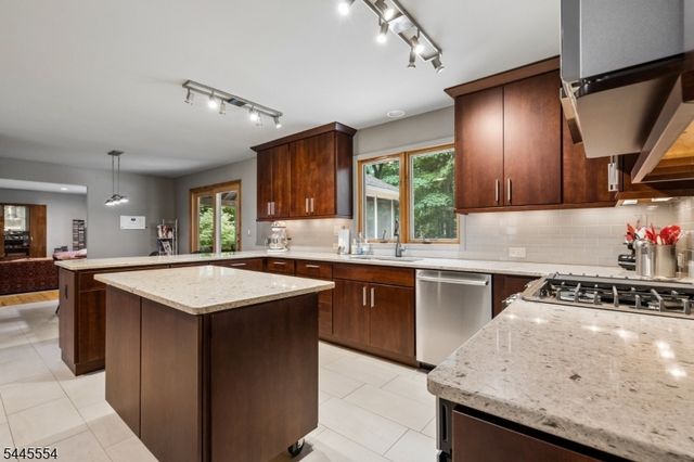 15 Sweetwood Dr, Randolph Twp., NJ 07869