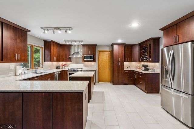 15 Sweetwood Dr, Randolph Twp., NJ 07869