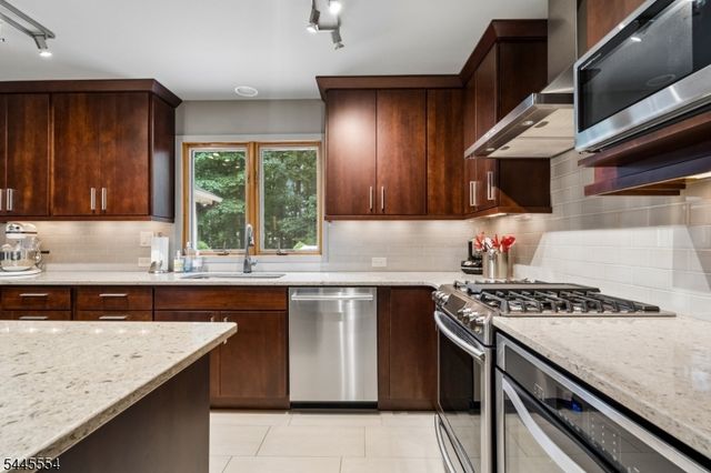 15 Sweetwood Dr, Randolph Twp., NJ 07869
