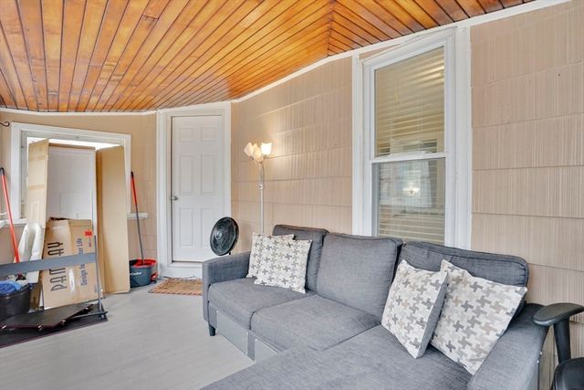 40 Laurel St, Holyoke, MA 01040