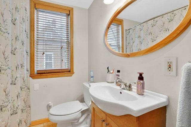 40 Laurel St, Holyoke, MA 01040