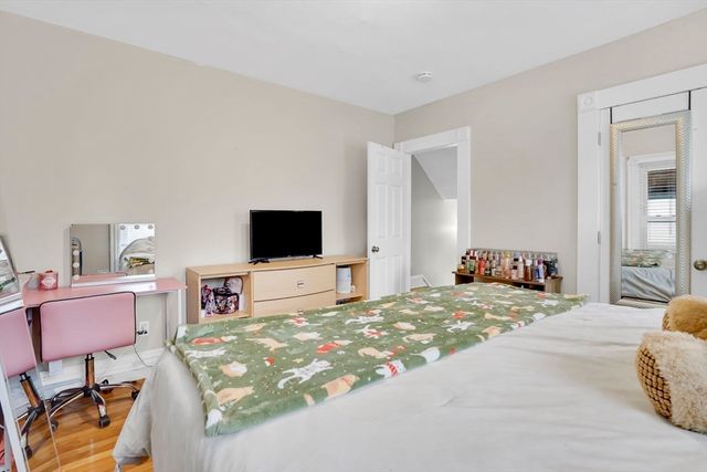 40 Laurel St, Holyoke, MA 01040