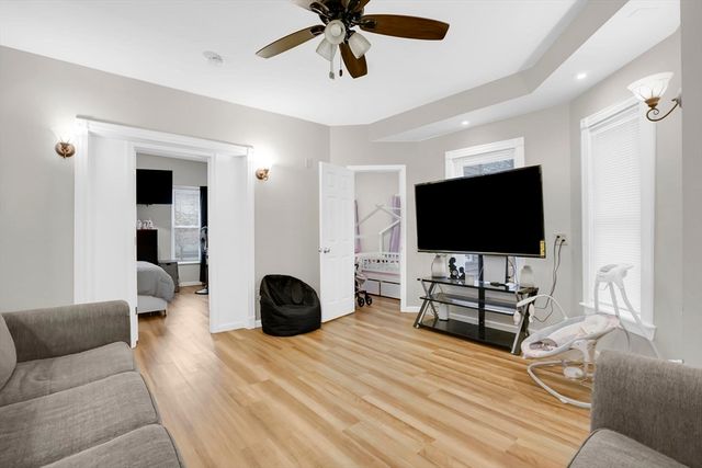 40 Laurel St, Holyoke, MA 01040
