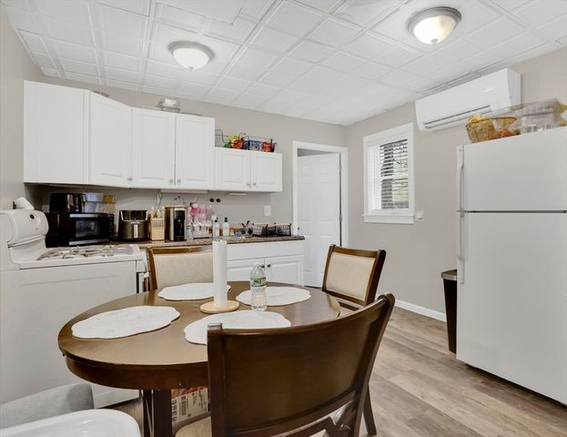 40 Laurel St, Holyoke, MA 01040