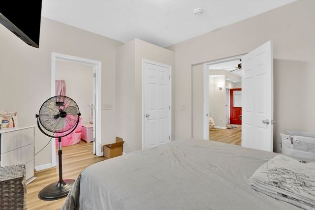 40 Laurel St, Holyoke, MA 01040