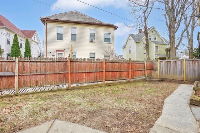 40 Laurel St, Holyoke, MA 01040
