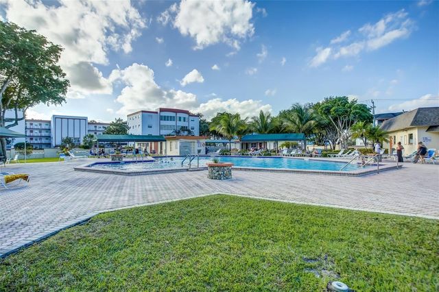 4050 NW 42nd Avenue 312, Lauderdale Lakes, FL 33319
