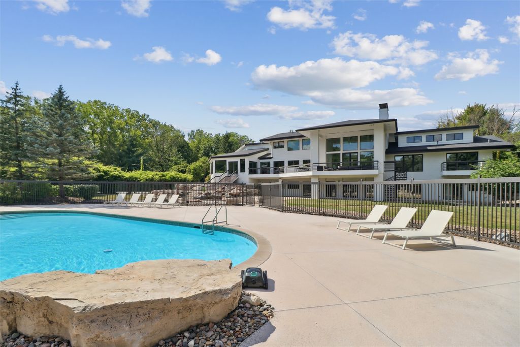 3700 Hidden Creek Drive, West Des Moines, IA 50265