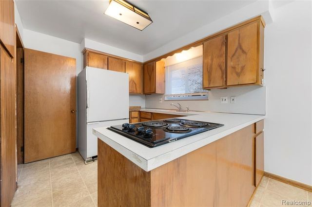 28876 Palm Beach Drive, Warren, MI 48093