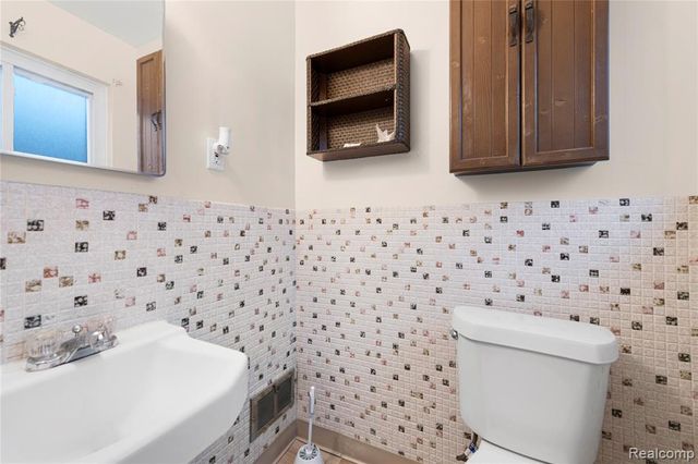 28876 Palm Beach Drive, Warren, MI 48093