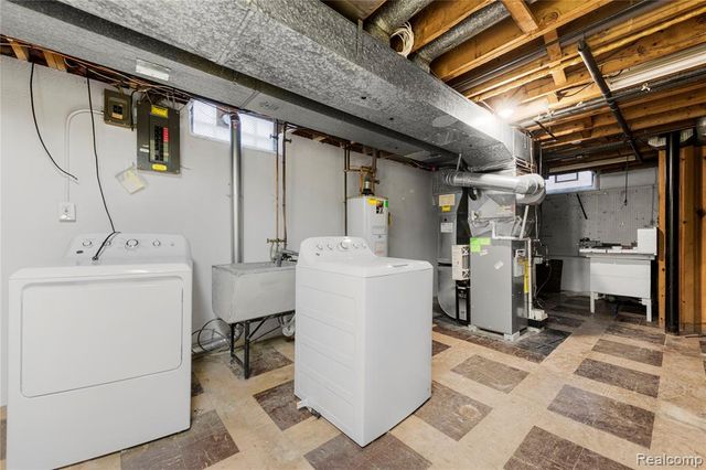 28876 Palm Beach Drive, Warren, MI 48093