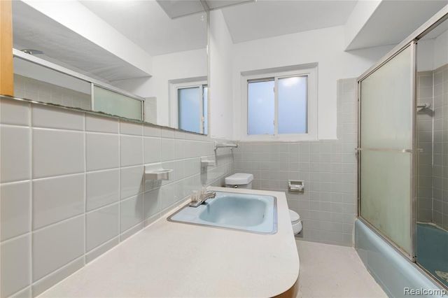 28876 Palm Beach Drive, Warren, MI 48093