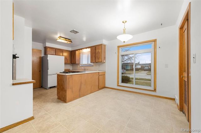 28876 Palm Beach Drive, Warren, MI 48093