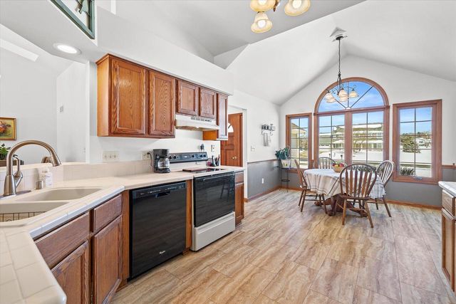 S47W25739 Wood Lilly LANE, Waukesha, WI 53189