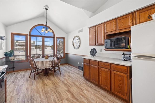 S47W25739 Wood Lilly LANE, Waukesha, WI 53189