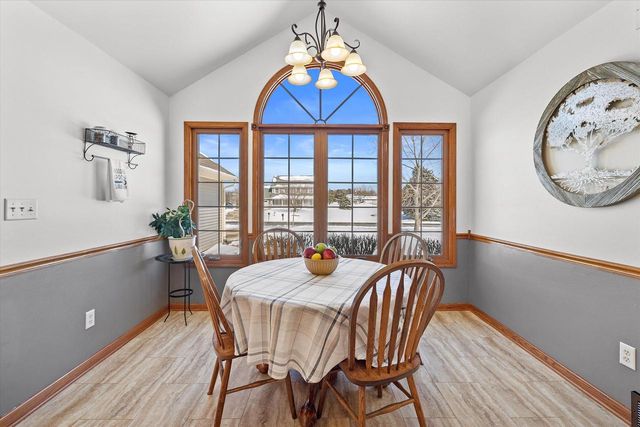 S47W25739 Wood Lilly LANE, Waukesha, WI 53189