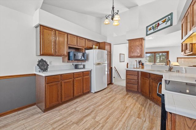 S47W25739 Wood Lilly LANE, Waukesha, WI 53189