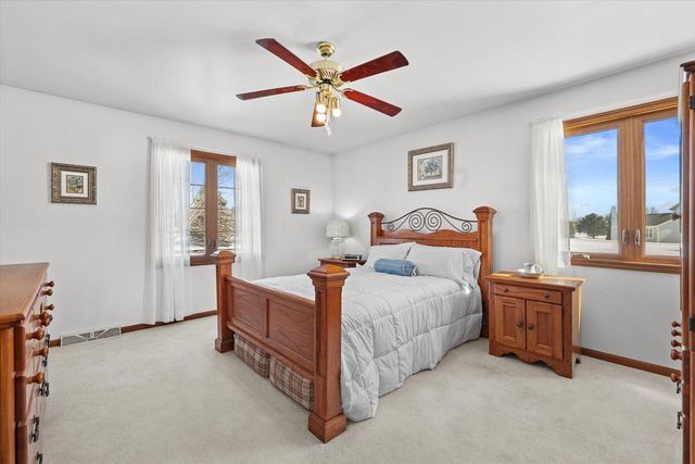 S47W25739 Wood Lilly LANE, Waukesha, WI 53189