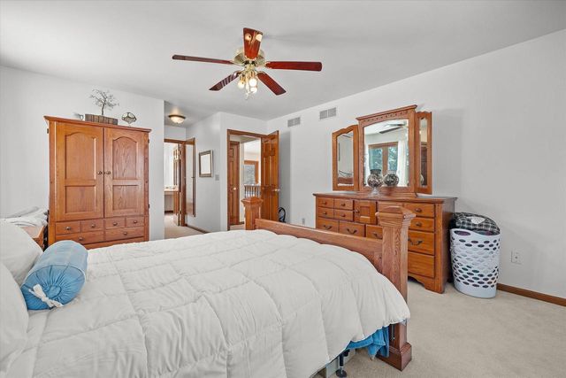 S47W25739 Wood Lilly LANE, Waukesha, WI 53189