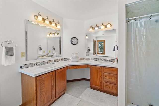 S47W25739 Wood Lilly LANE, Waukesha, WI 53189