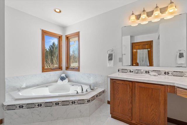 S47W25739 Wood Lilly LANE, Waukesha, WI 53189