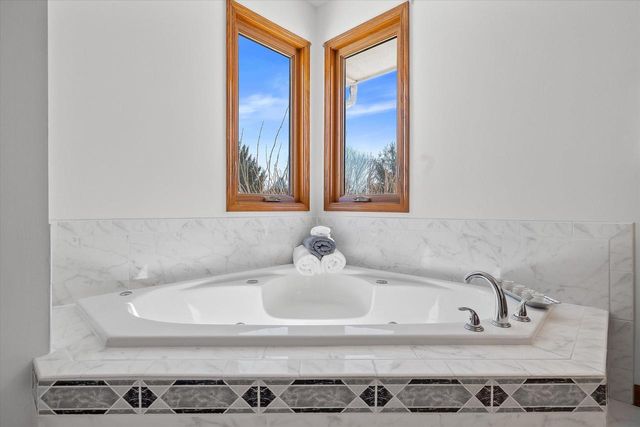 S47W25739 Wood Lilly LANE, Waukesha, WI 53189