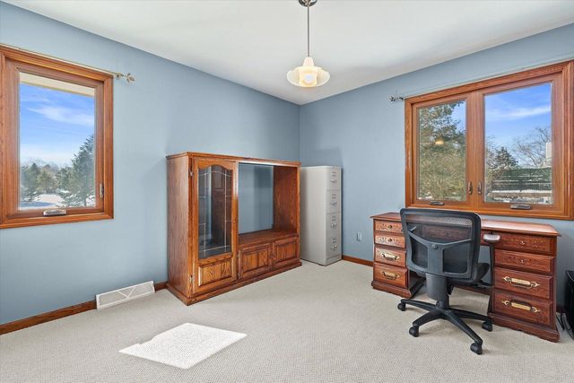 S47W25739 Wood Lilly LANE, Waukesha, WI 53189