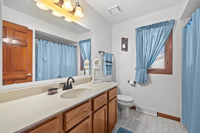 S47W25739 Wood Lilly LANE, Waukesha, WI 53189