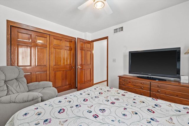 S47W25739 Wood Lilly LANE, Waukesha, WI 53189