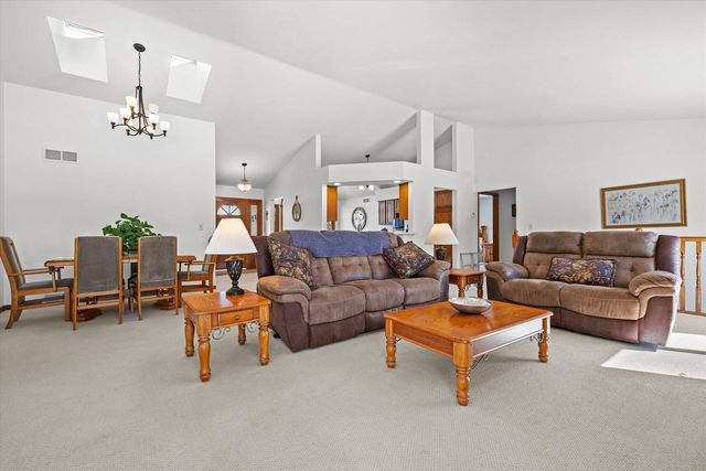 S47W25739 Wood Lilly LANE, Waukesha, WI 53189