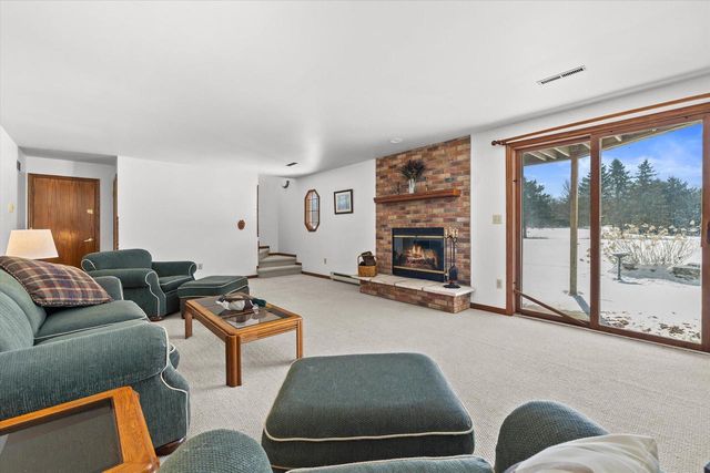 S47W25739 Wood Lilly LANE, Waukesha, WI 53189