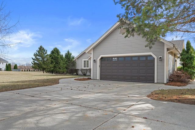 S47W25739 Wood Lilly LANE, Waukesha, WI 53189